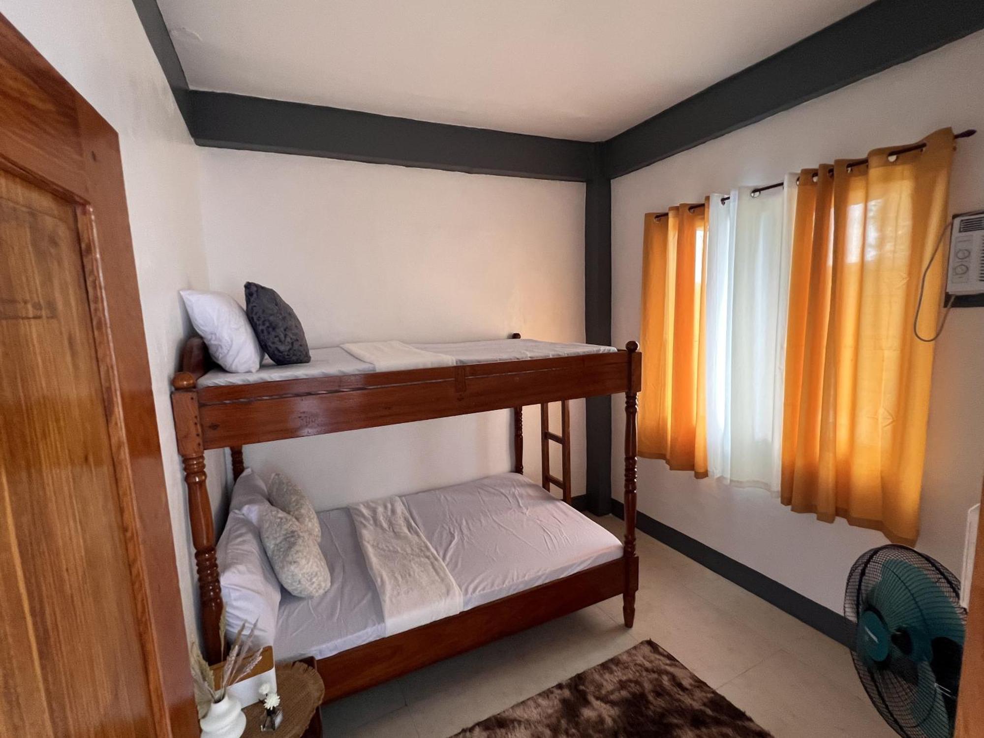 Eighty8 Tourist Inn Coron Buitenkant foto