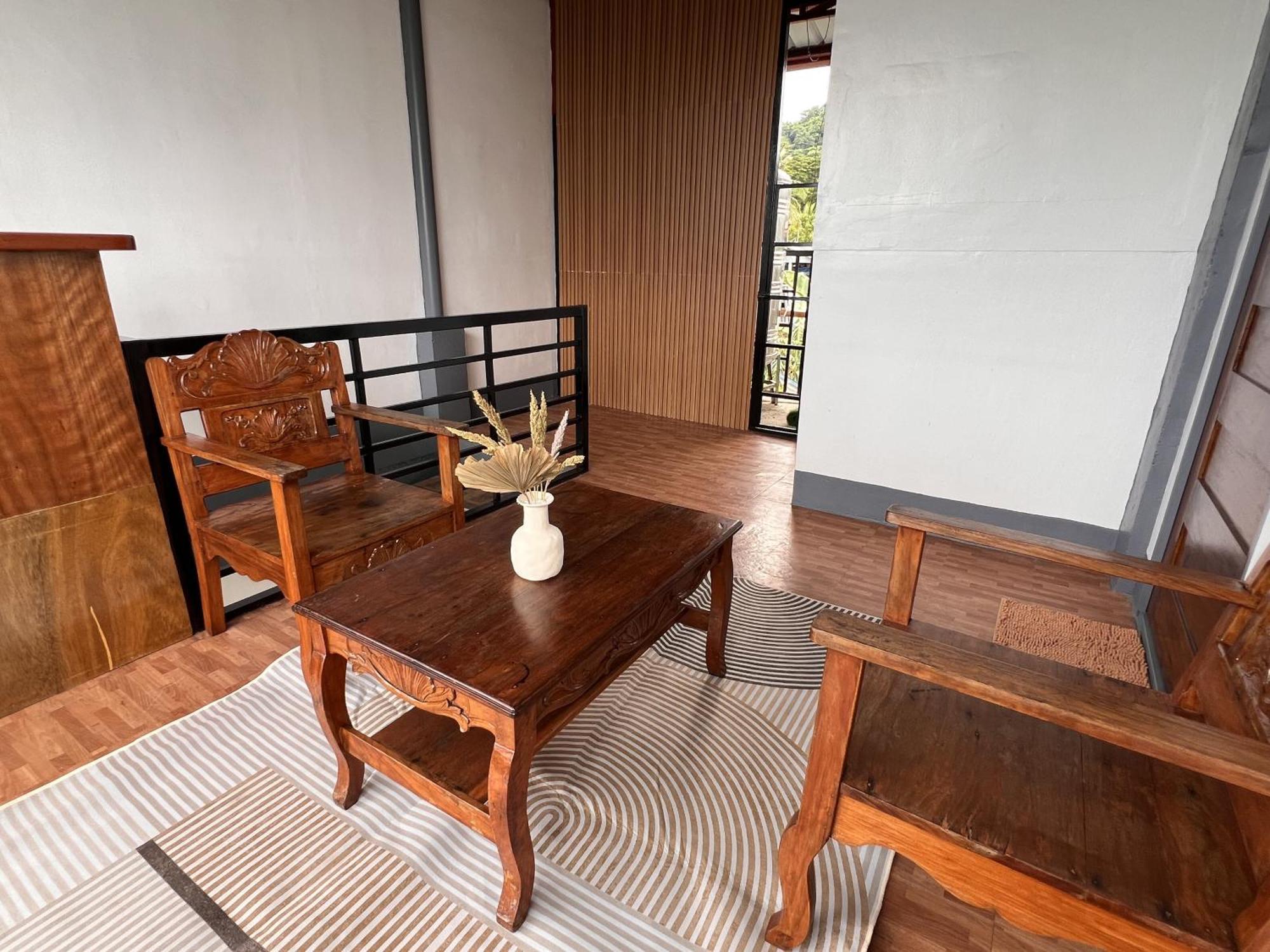 Eighty8 Tourist Inn Coron Buitenkant foto