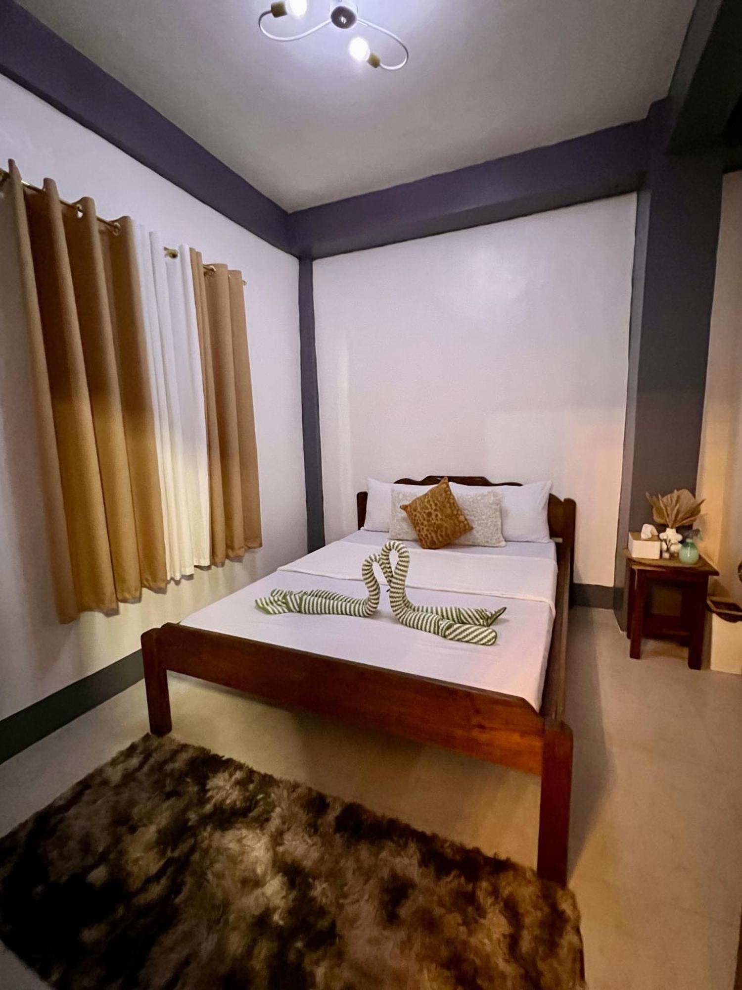 Eighty8 Tourist Inn Coron Buitenkant foto